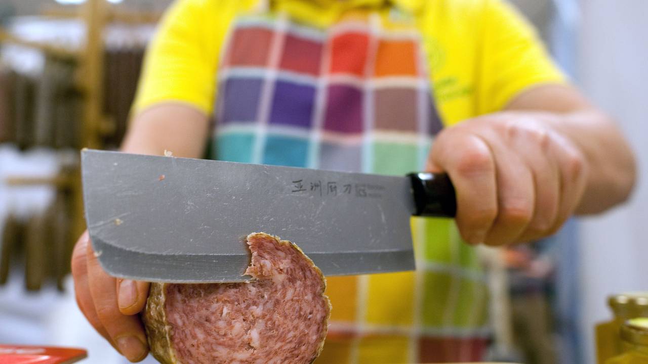 Das Symbolfoto einer luftgetrockneten Salami wurde am 11.03.2016 in Berlin aufgenommen.