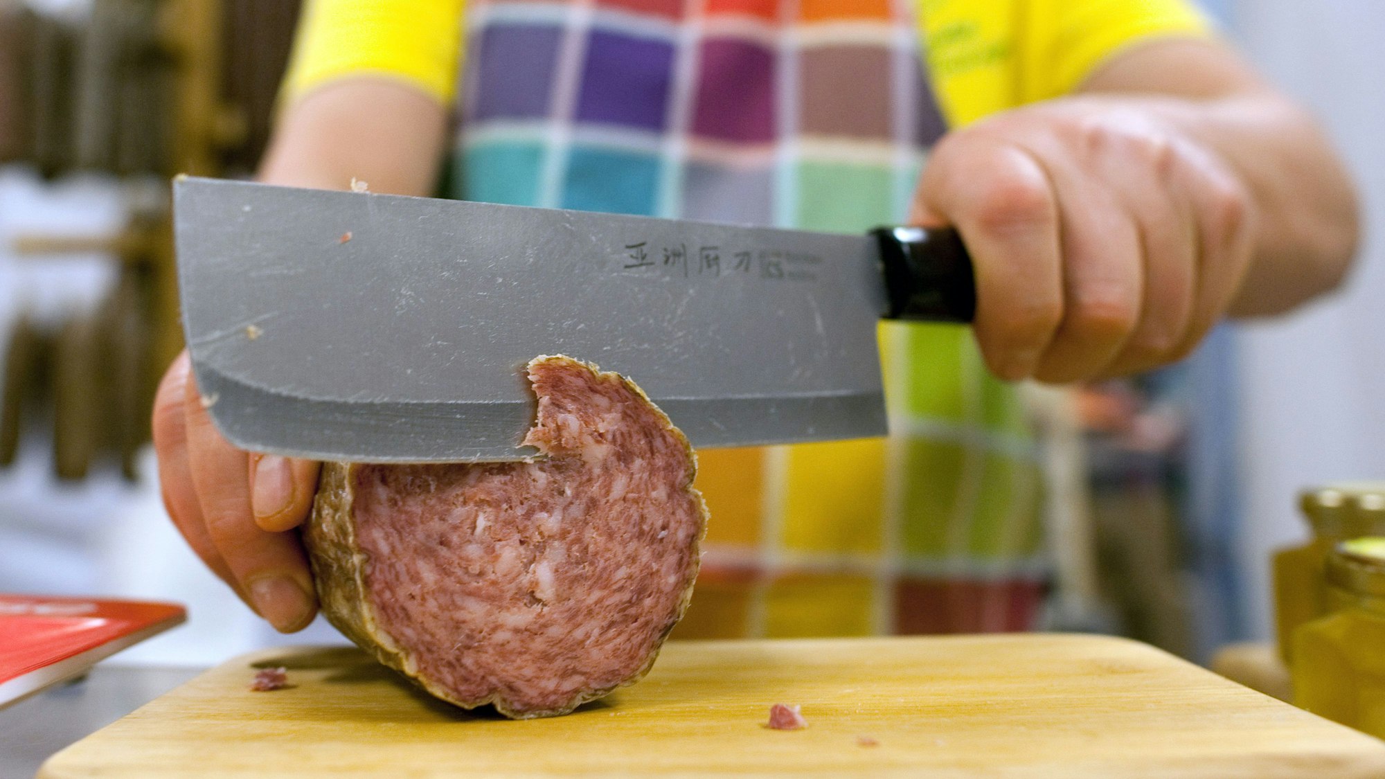 Das Symbolfoto einer luftgetrockneten Salami wurde am 11.03.2016 in Berlin aufgenommen.