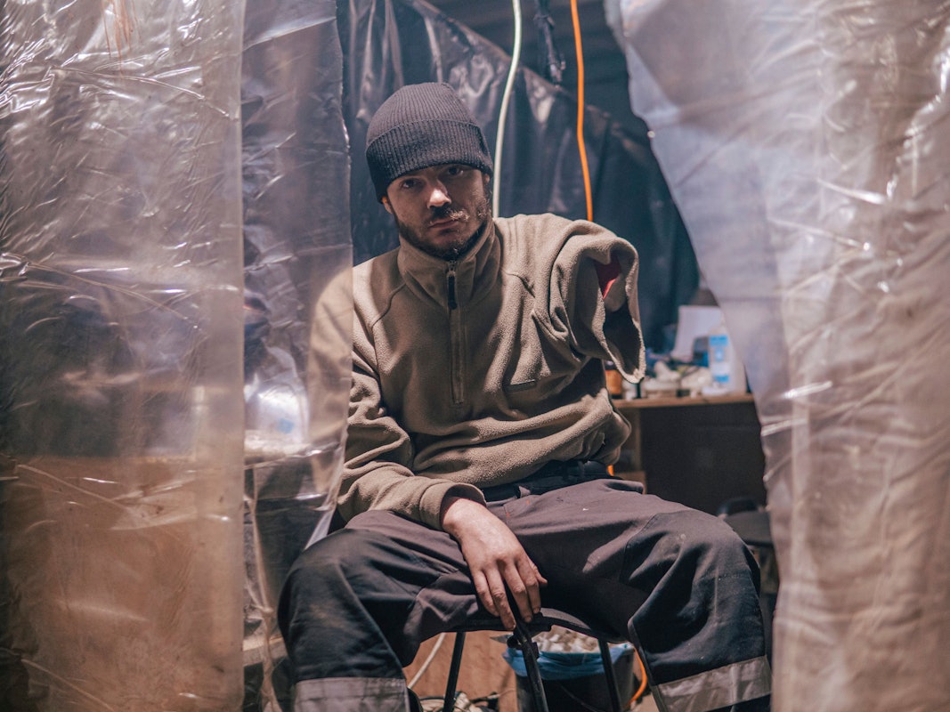 Ein schwer verwundeter Soldat des Regiment Asow, gefangen im Stahlwerk von Asovstal, am 10. Mai: Nach Schätzungen befinden sich rund 600 verwundete ukrainische Soldatinnen und Soldaten in dem von den Besatzern eingekesselten Azovstal-Stahlwerk in Mariupol.