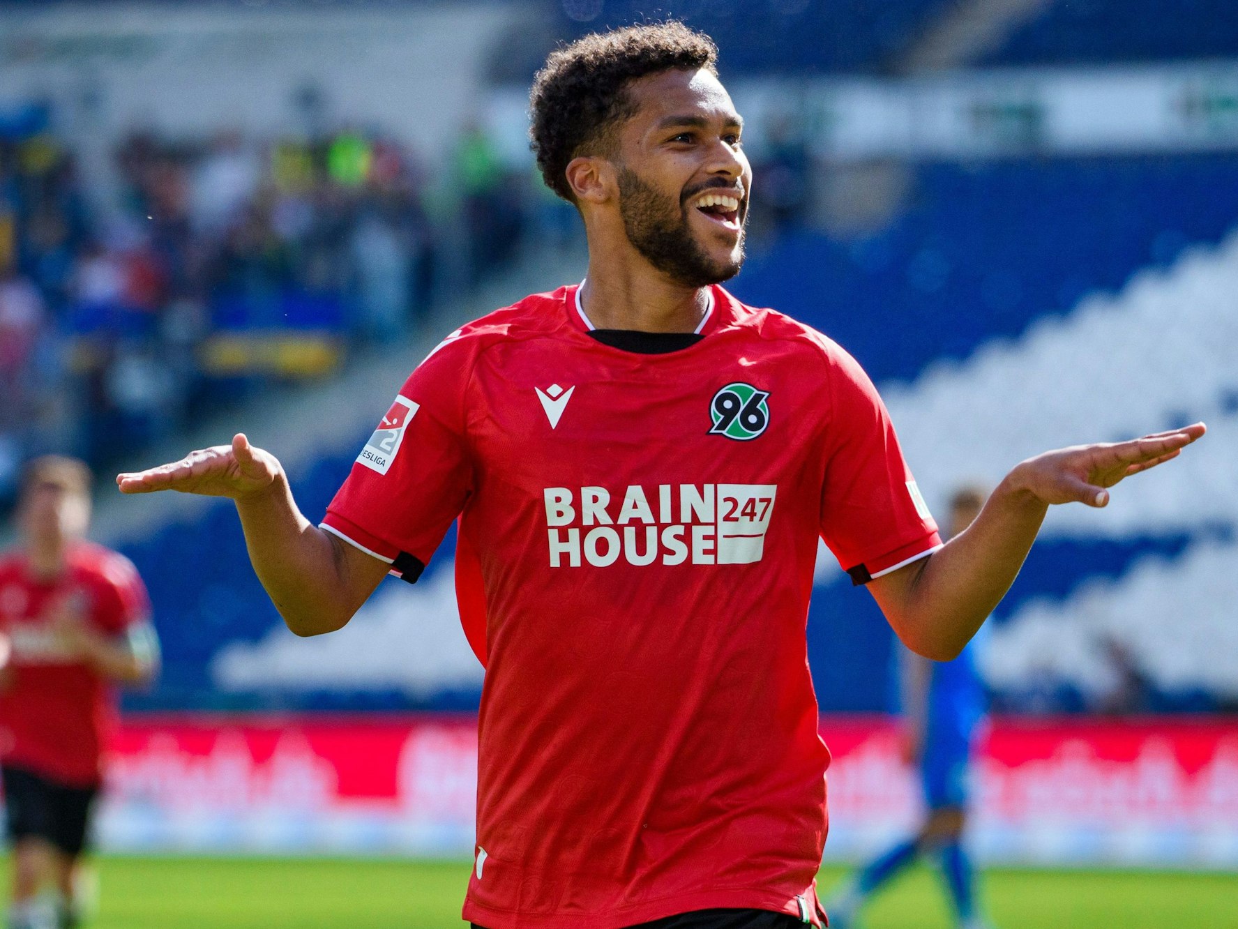 Linton Maina jubelt für Hannover 96.