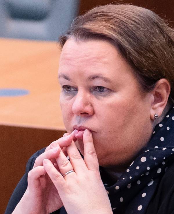 Ehemalige Landtagsabgeordnete Ursula Heinen-Esser sitzt am 7. April 2022 mit nachdenklichem Blick im Düsseldorfer Plenarsaal.