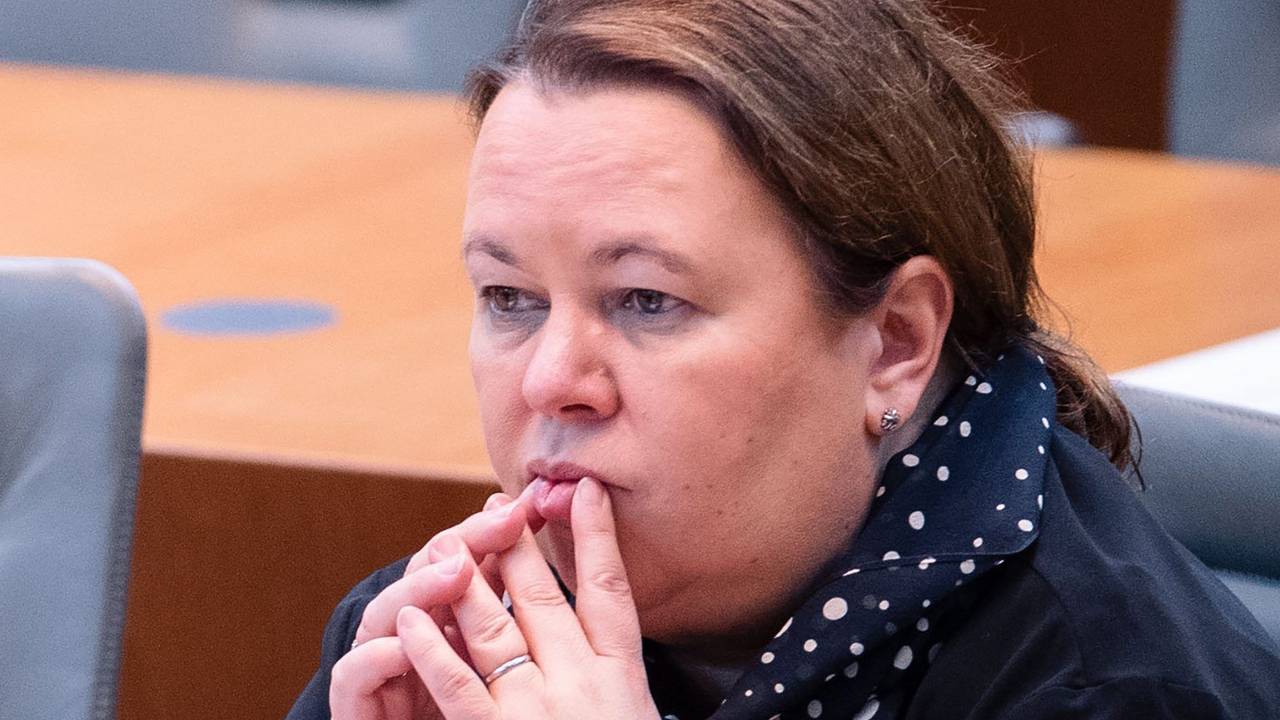 Ehemalige Landtagsabgeordnete Ursula Heinen-Esser sitzt am 7. April 2022 mit nachdenklichem Blick im Düsseldorfer Plenarsaal.