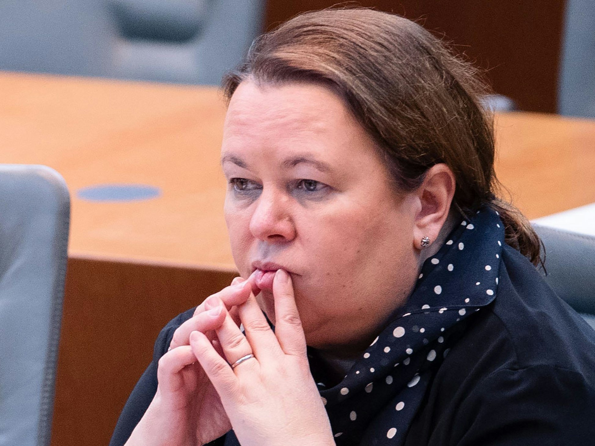 Ehemalige Landtagsabgeordnete Ursula Heinen-Esser sitzt am 7. April 2022 mit nachdenklichem Blick im Düsseldorfer Plenarsaal.