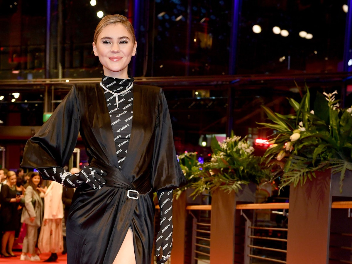 Model Stefanie Giesinger auf dem roten Teppich im schwarzen Kleid bei den Internationalen Filmfestspiele am 20. Februar 2020.