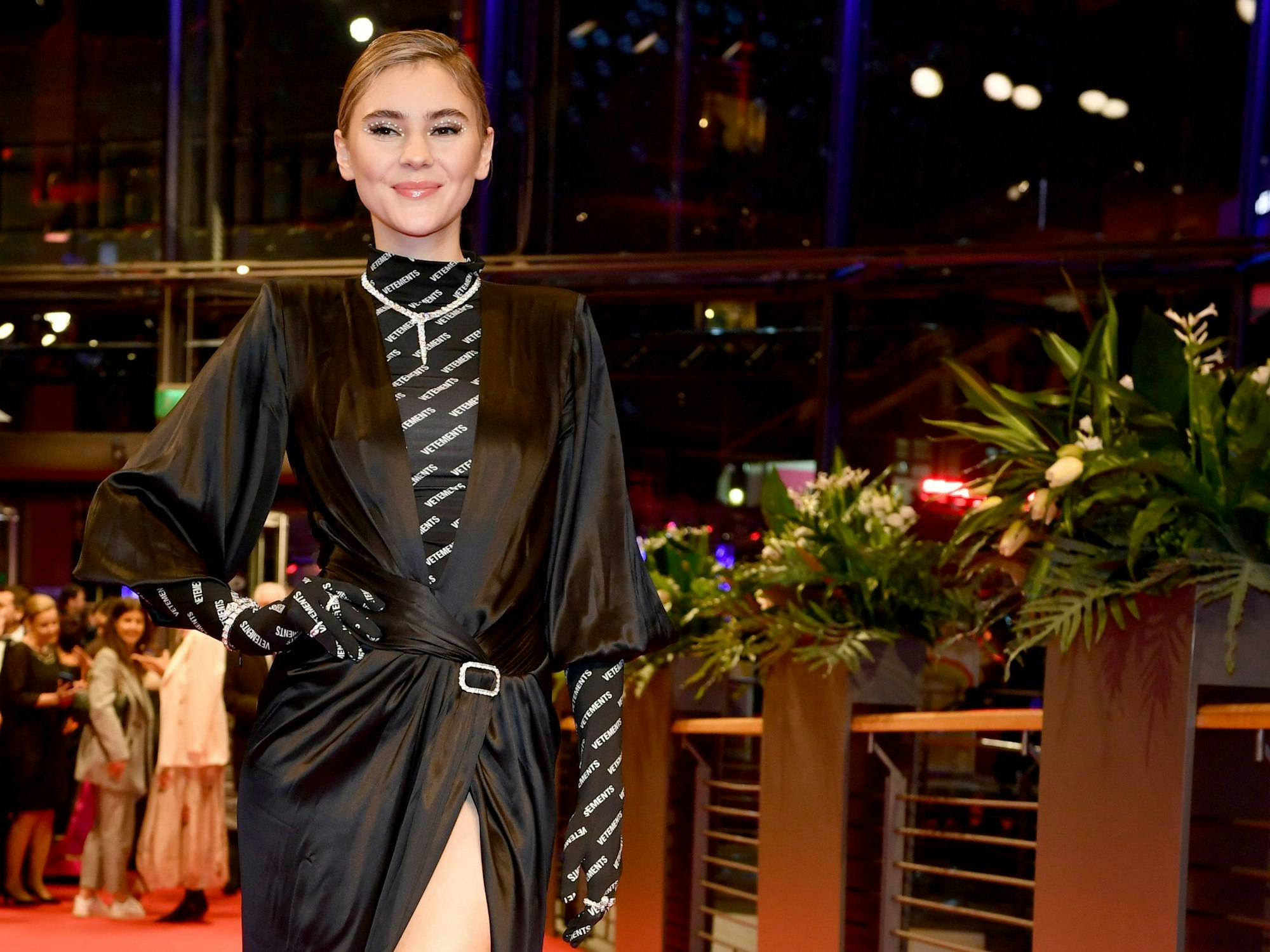 Model Stefanie Giesinger auf dem roten Teppich im schwarzen Kleid bei den Internationalen Filmfestspiele am 20. Februar 2020.