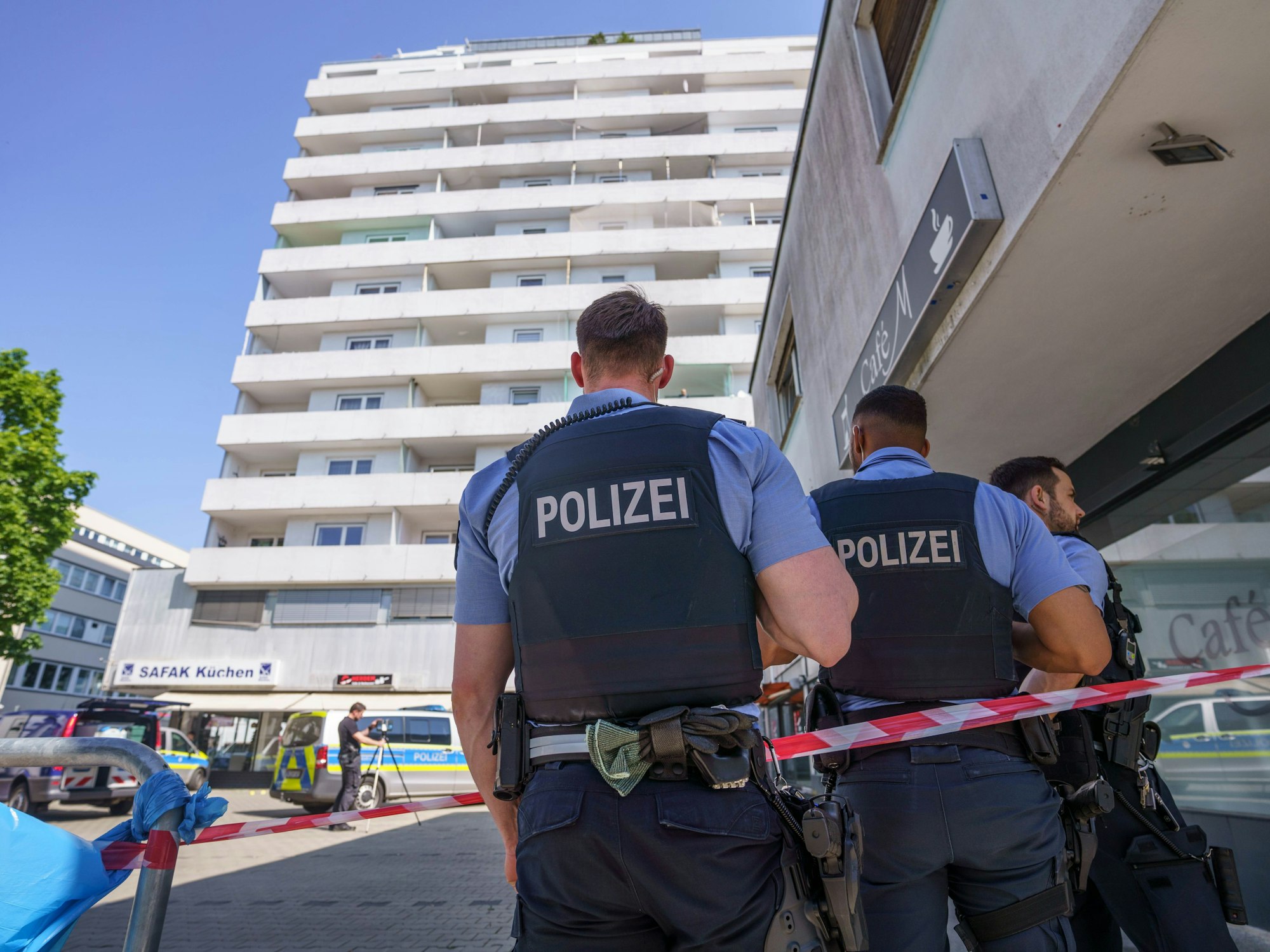 Polizisten stehen am 11. Mai 2022 vor einem Hochhaus in der Innenstadt von Hanau, wo am Morgen ein totes Mädchen gefunden wurde.