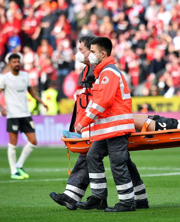 Florian Wirtz wird beim Spiel Bayer Leverkusen gegen den 1. FC Köln verletzt auf einer Trage vom Platz getragen.