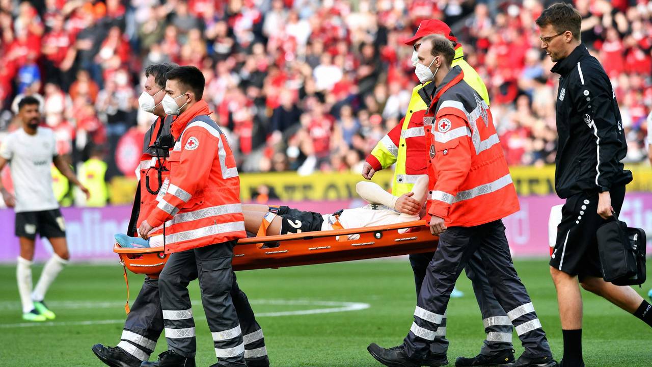 Florian Wirtz wird beim Spiel Bayer Leverkusen gegen den 1. FC Köln verletzt auf einer Trage vom Platz getragen.