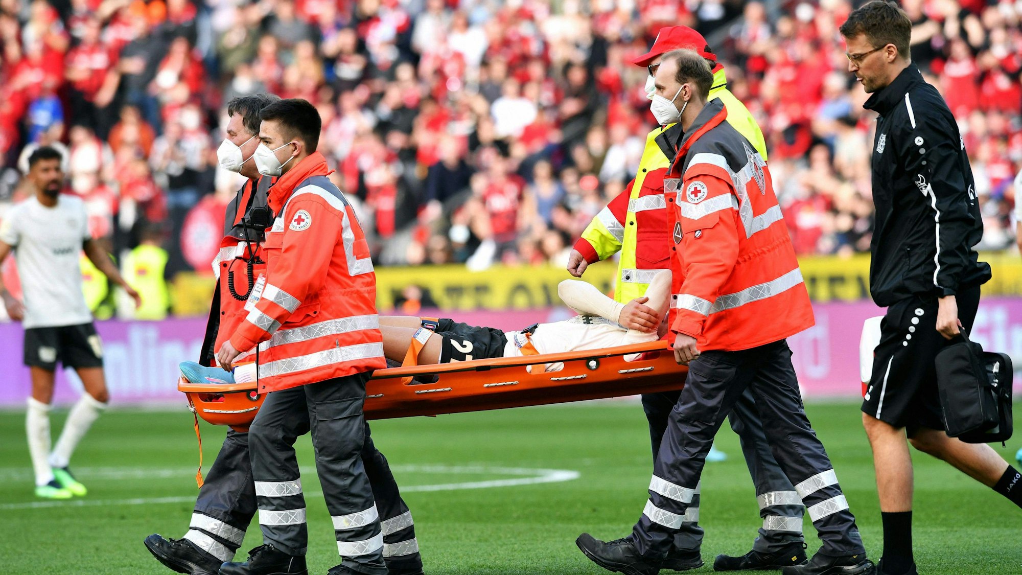 Florian Wirtz wird beim Spiel Bayer Leverkusen gegen den 1. FC Köln verletzt auf einer Trage vom Platz getragen.