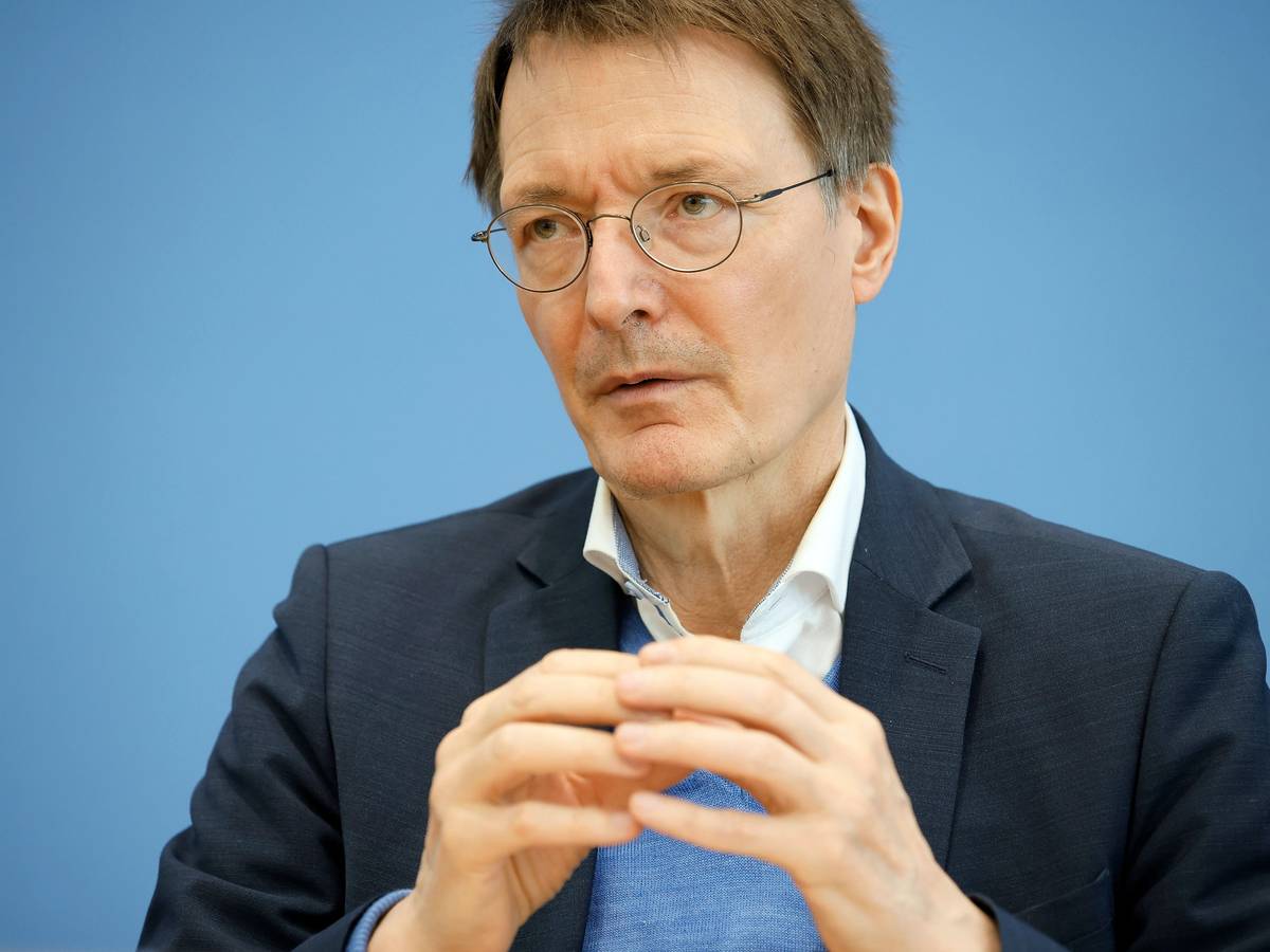 Karl Lauterbach (SPD), Bundesminister für Gesundheit, spricht am 8. April 2022 bei einer Pressekonferenz zur weiteren Entwicklung der Corona-Lage teil.