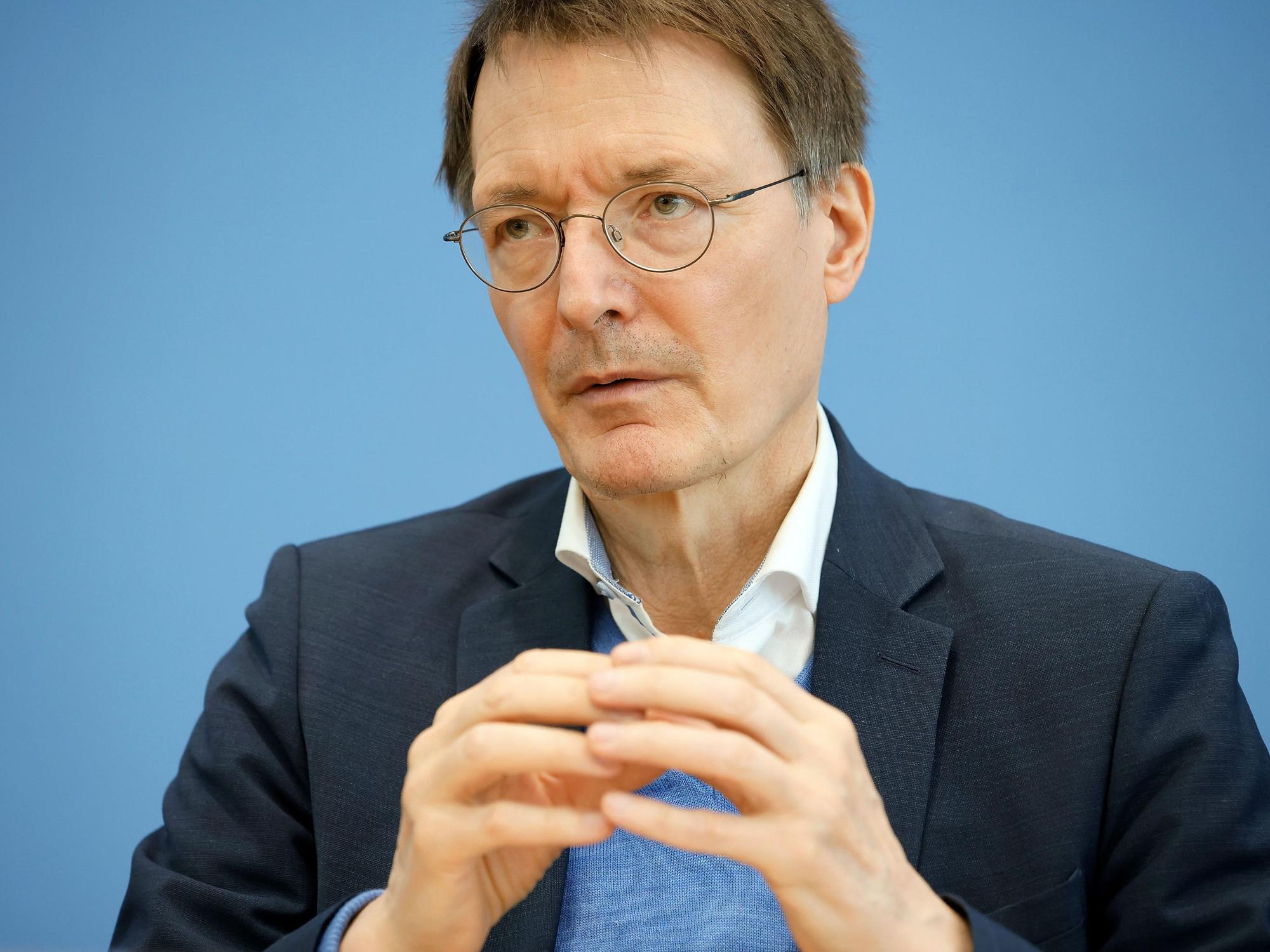 Karl Lauterbach (SPD), Bundesminister für Gesundheit, spricht am 8. April 2022 bei einer Pressekonferenz zur weiteren Entwicklung der Corona-Lage teil.