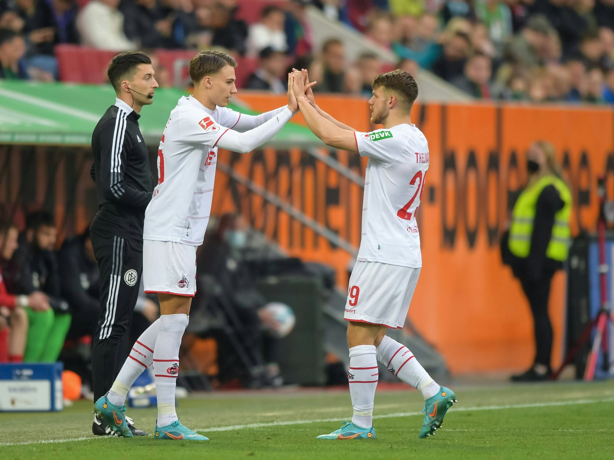 Bei Kölns Sieg in Augsburg am 30. April 2022 wurde Tim Lemperle (l.) für Jan Thielmann eingewechselt.