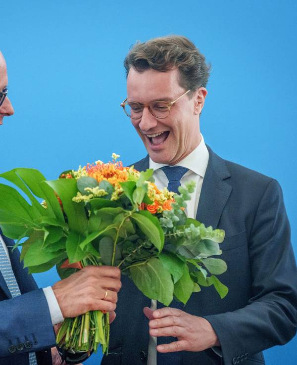 Hendrik Wüst (CDU), Ministerpräsident von Nordrhein-Westfalen (rechts), bekommt am Montag, 16. Mai, Blumen von CDU-Chef Friedrich Merz vor der Sitzung des CDU-Bundesvorstands in der Parteizentrale.