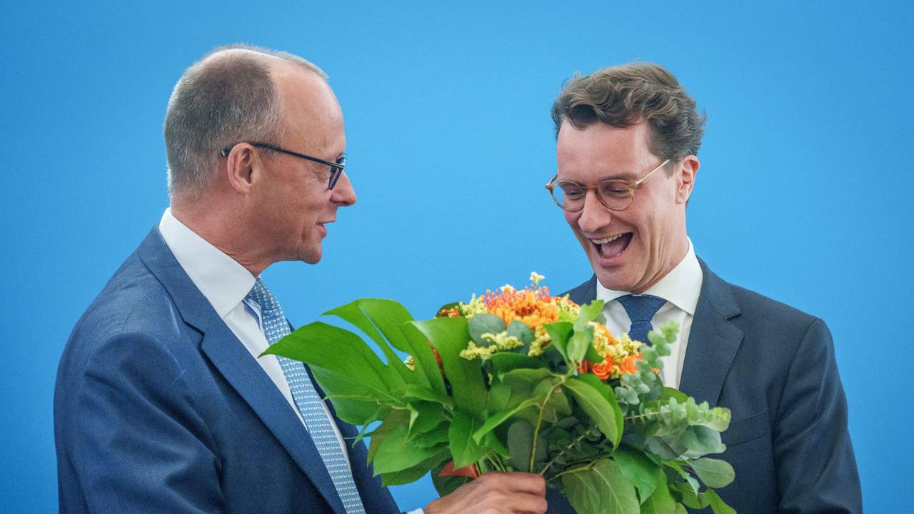 Hendrik Wüst (CDU), Ministerpräsident von Nordrhein-Westfalen (rechts), bekommt am Montag, 16. Mai, Blumen von CDU-Chef Friedrich Merz vor der Sitzung des CDU-Bundesvorstands in der Parteizentrale.