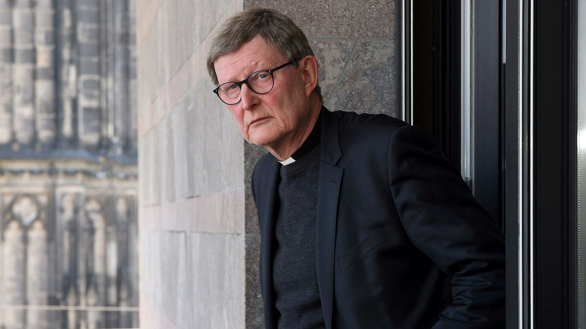 Kardinal Woelki auf dem Balkon des Domforums