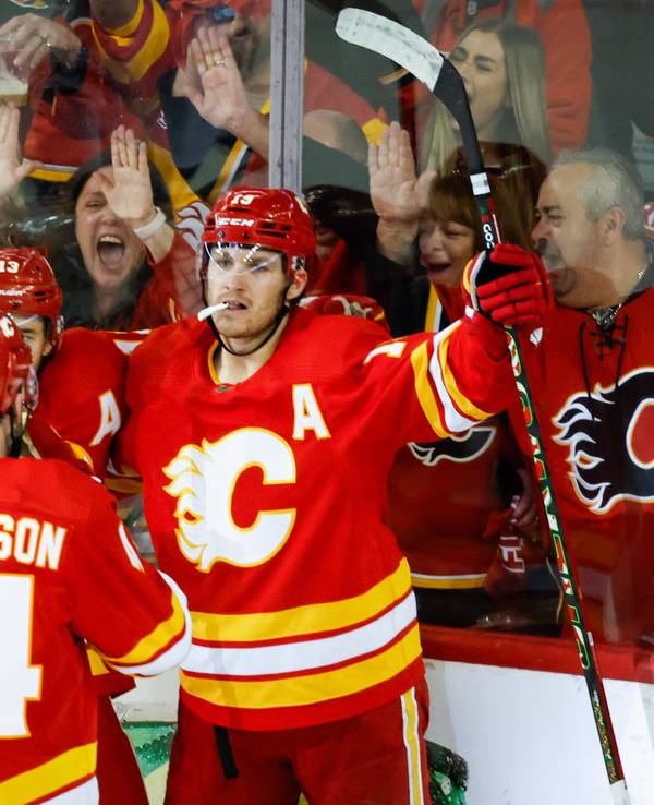 Matthew Tkachuk (rechts) bejubelt mit seinen Eishockey-Kollegen der Calgary Flames einen Treffer beim Sieg in Dallas am 15. Mai 2022.