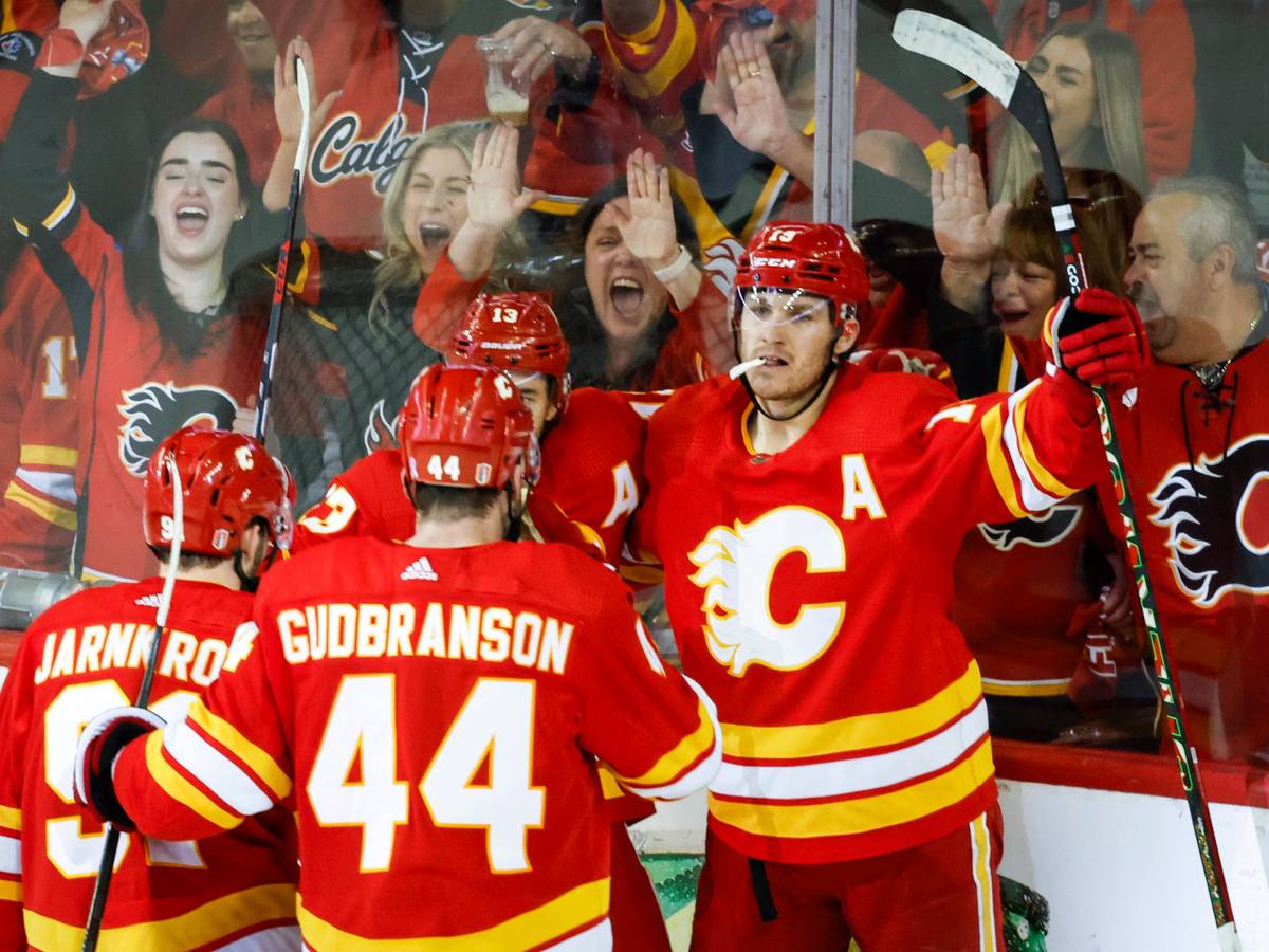 Matthew Tkachuk (rechts) bejubelt mit seinen Eishockey-Kollegen der Calgary Flames einen Treffer beim Sieg in Dallas am 15. Mai 2022.