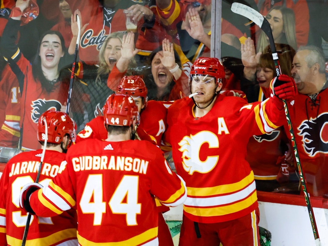 Matthew Tkachuk (rechts) bejubelt mit seinen Eishockey-Kollegen der Calgary Flames einen Treffer beim Sieg in Dallas am 15. Mai 2022.