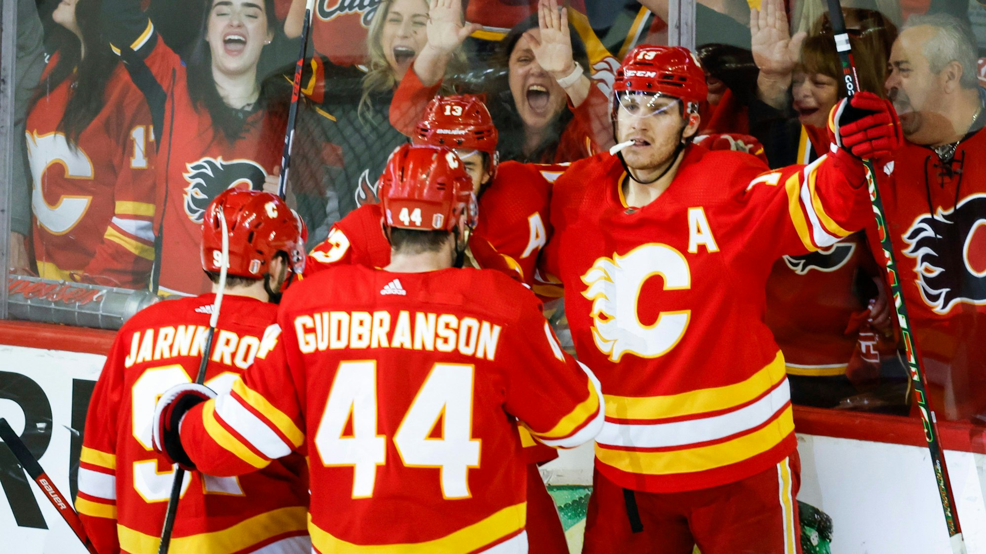 Matthew Tkachuk (rechts) bejubelt mit seinen Eishockey-Kollegen der Calgary Flames einen Treffer beim Sieg in Dallas am 15. Mai 2022.
