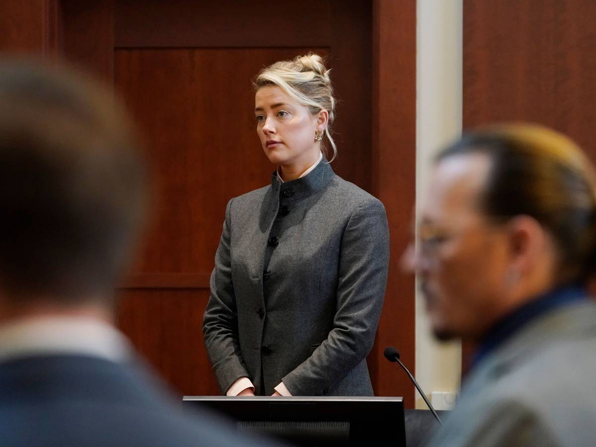 Amber Heard (M) und Johnny Depp (r) sitzen am 16. Mai 2022 im Gerichtssaal und beobachten, wie die Geschworenen nach einer Pause in den Saal zurückkommen.