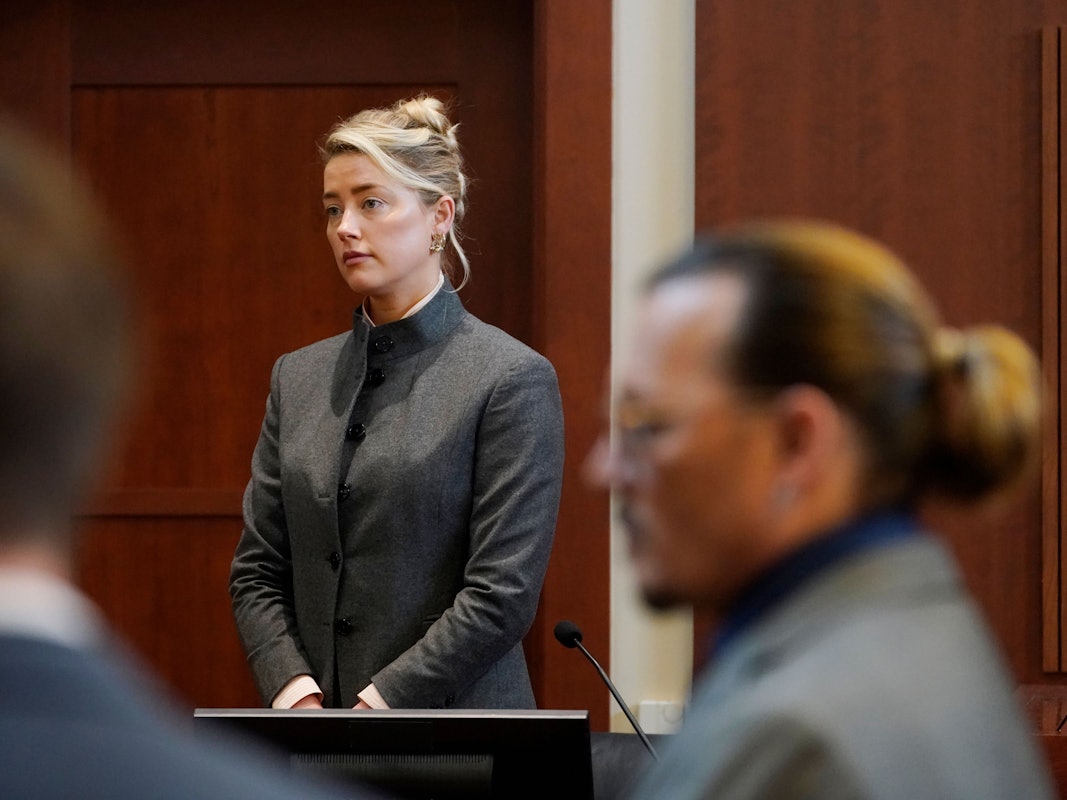 Amber Heard (M) und Johnny Depp (r) sitzen am 16. Mai 2022 im Gerichtssaal und beobachten, wie die Geschworenen nach einer Pause in den Saal zurückkommen.