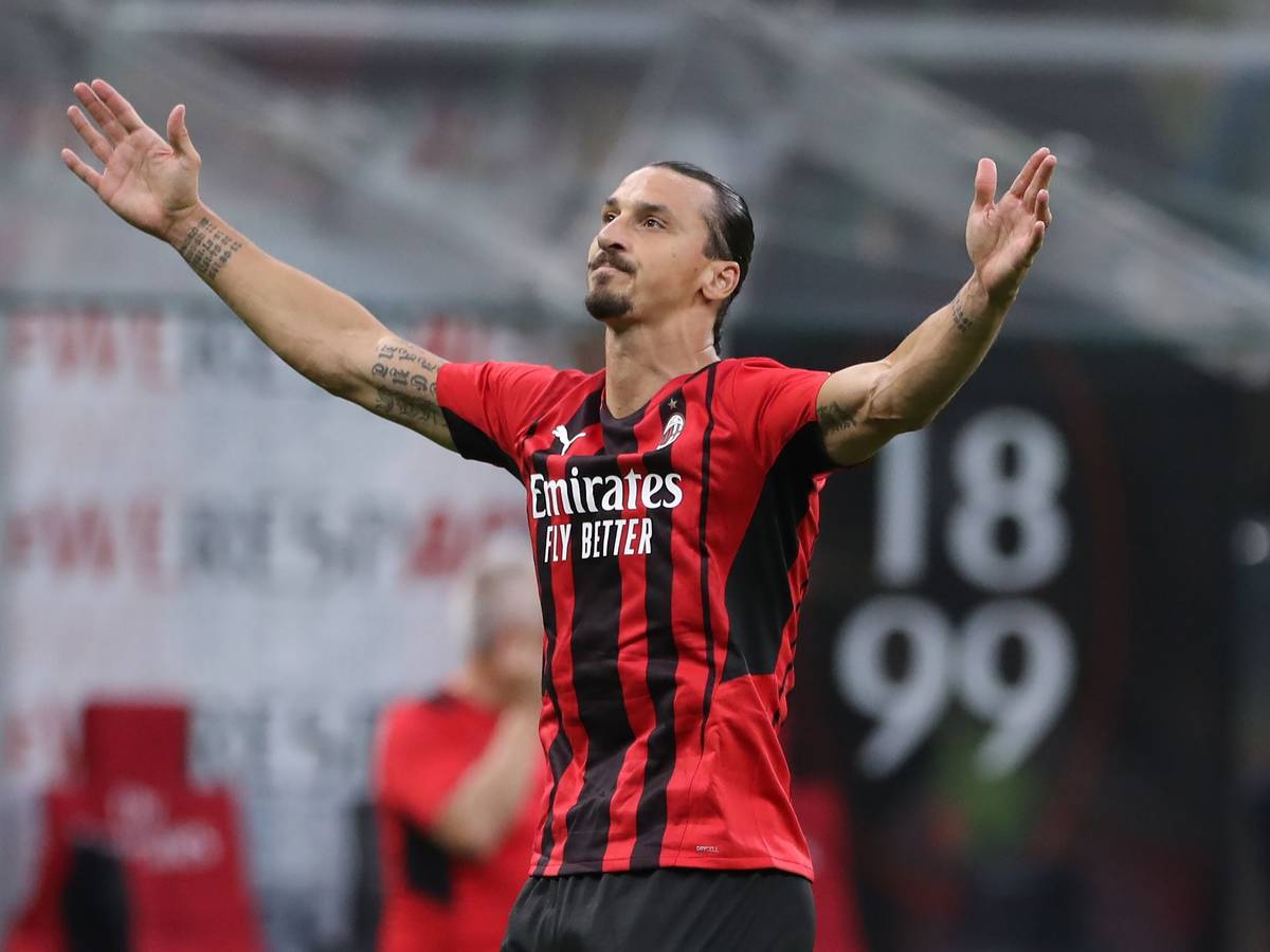 Zlatan Ibrahimović posiert im Trikot des AC Milan. Der Angreifer drehte nun völlig durch und demolierte den Mannschaftsbus der Rossoneri.