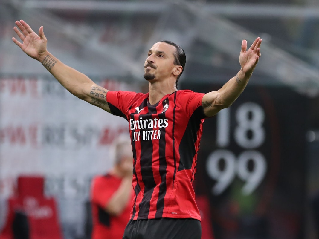 Zlatan Ibrahimović posiert im Trikot des AC Milan. Der Angreifer drehte nun völlig durch und demolierte den Mannschaftsbus der Rossoneri.