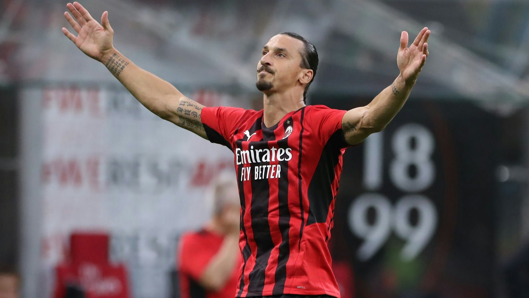 Zlatan Ibrahimović posiert im Trikot des AC Milan. Der Angreifer drehte nun völlig durch und demolierte den Mannschaftsbus der Rossoneri.