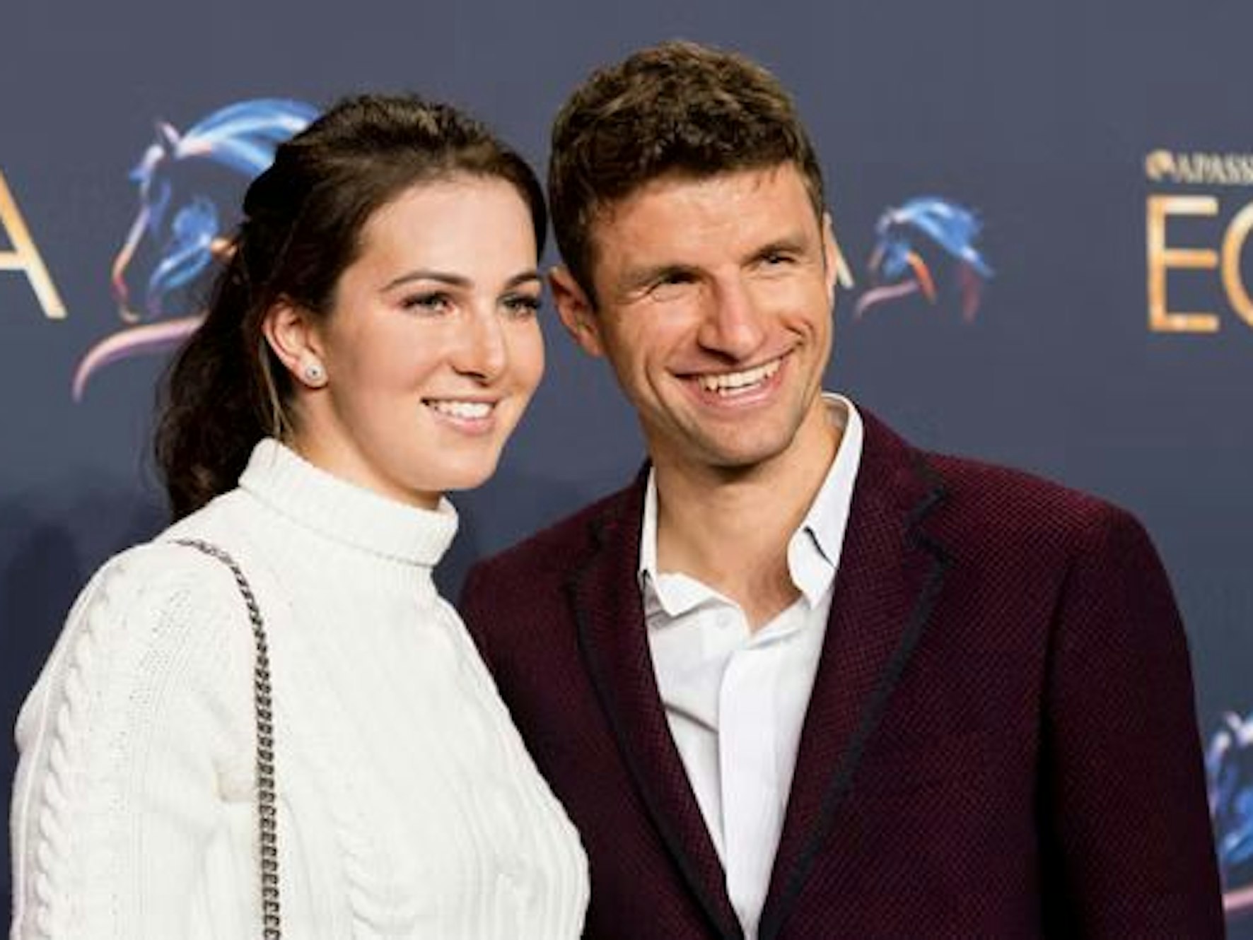 Thomas Müller und Ehefrau Lisa Müller lächeln zusammen in die Kamera.