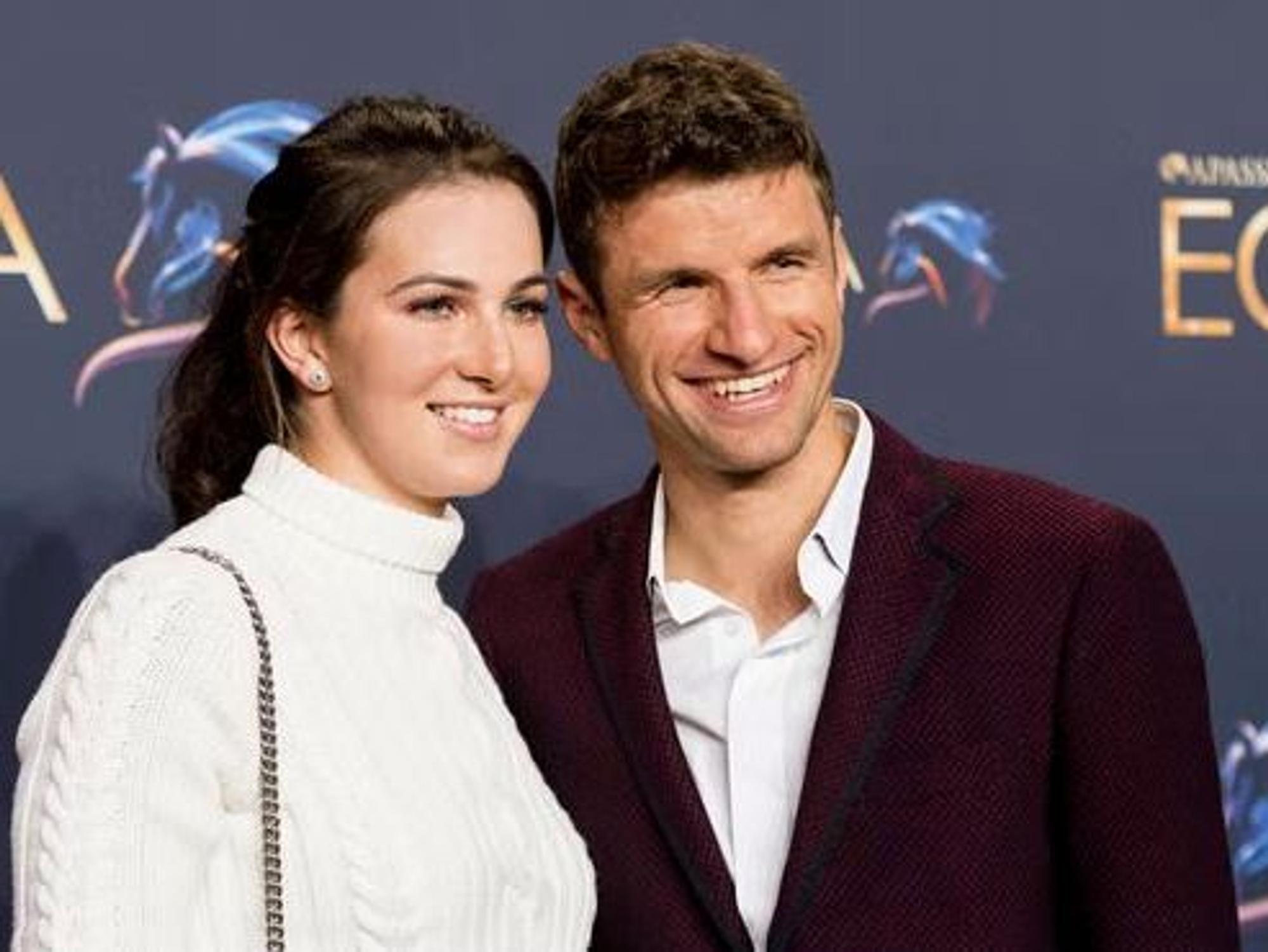 Thomas Müller und Ehefrau Lisa Müller lächeln zusammen in die Kamera.