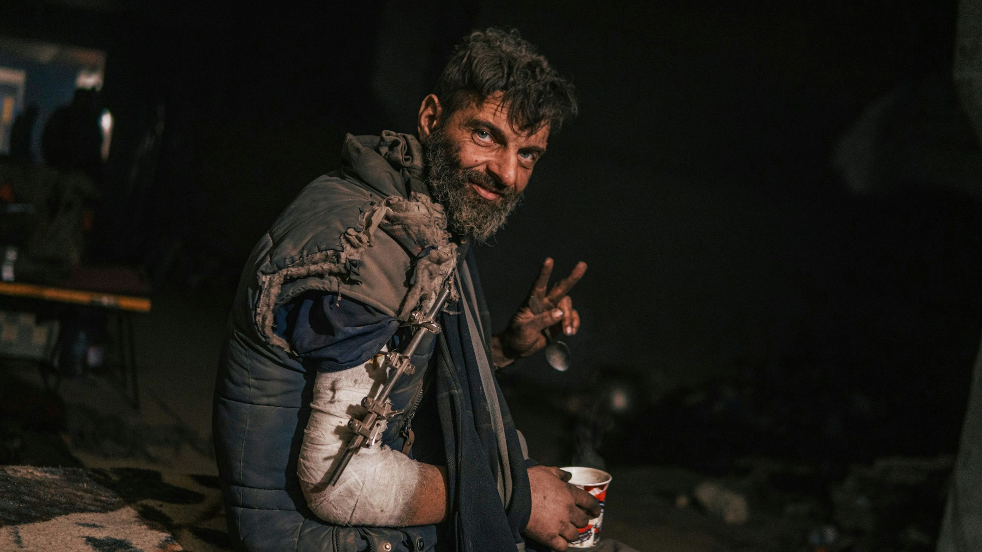 Ein verwundeter Soldat des Regiment Asow, gefangen im Stahlwerk von Asovstal.