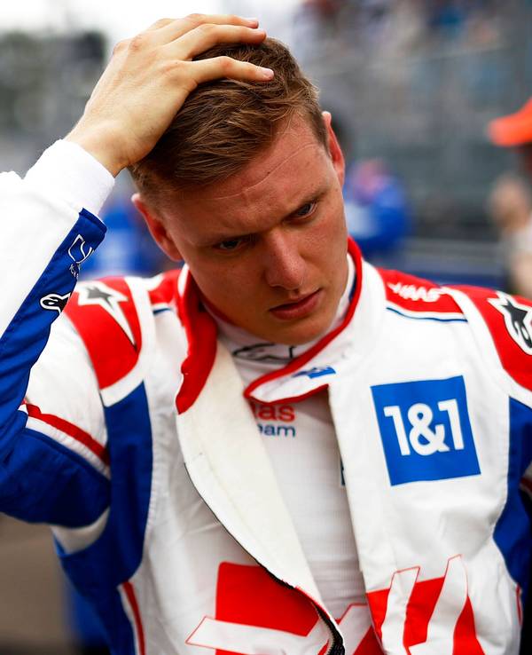 Mick Schumacher fährt sich mit der Hand durch die Haare.