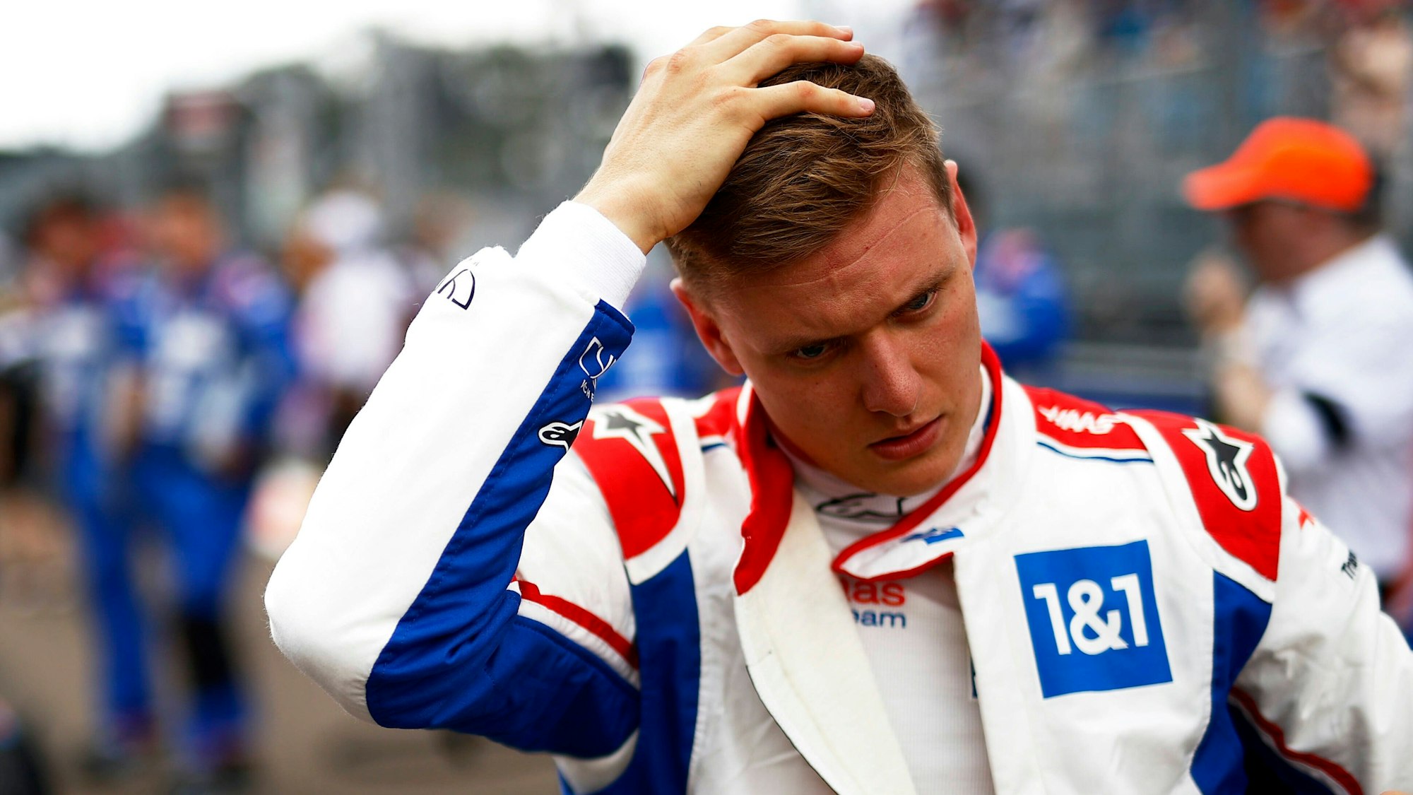 Mick Schumacher fährt sich mit der Hand durch die Haare.
