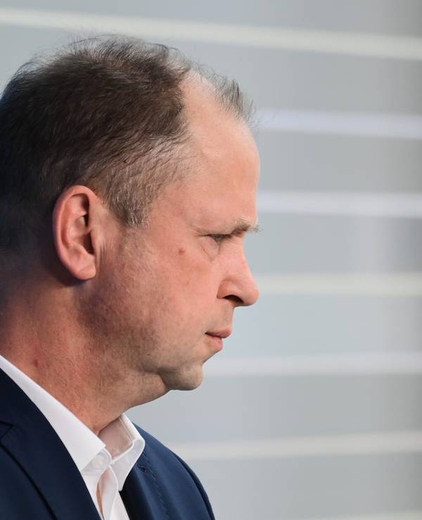 Joachim Stamp steht im Landtag am Abend der Landtagswahl in Nordrhein-Westfalen.