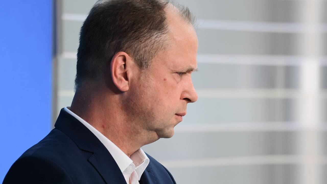 Joachim Stamp steht im Landtag am Abend der Landtagswahl in Nordrhein-Westfalen.