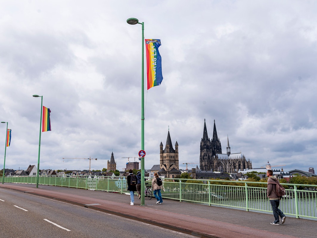 Die Deutzer Brücke ist zum Christopher Street Day mit Regenbogenfahnen geschmückt.
