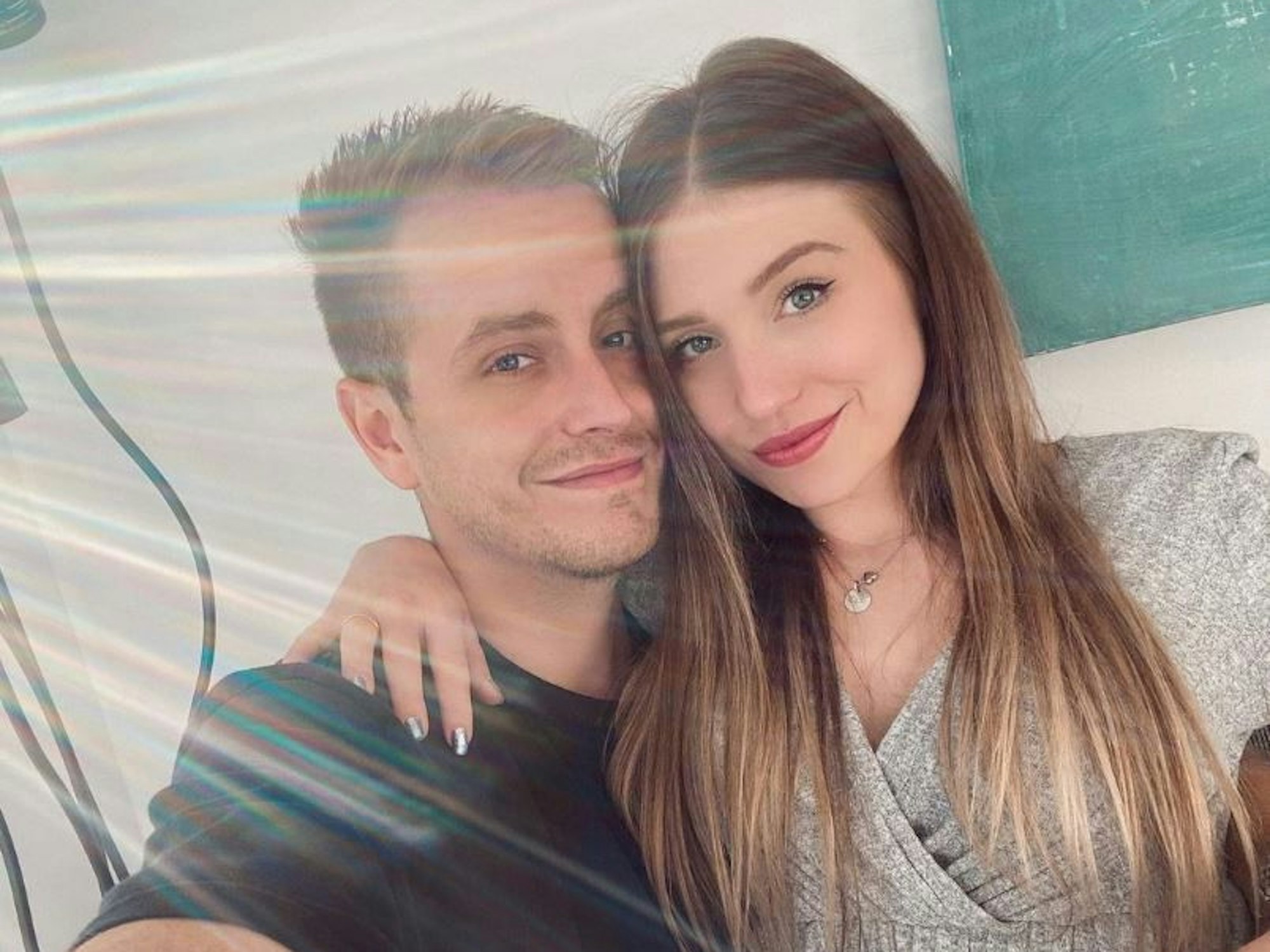 Das Selfie mit ihrem Mann Julian (@Julienco) lud Influencerin Bibi Claßen, bekannt als BibisBeautyPalace, am 1. August 2020 auf ihrem Instagram-Kanal hoch. EXPRESS.de hat einen Screenshot zur Berichterstattung über Bibi gemacht.
Foto: instagram.com/bibisbeautypalace