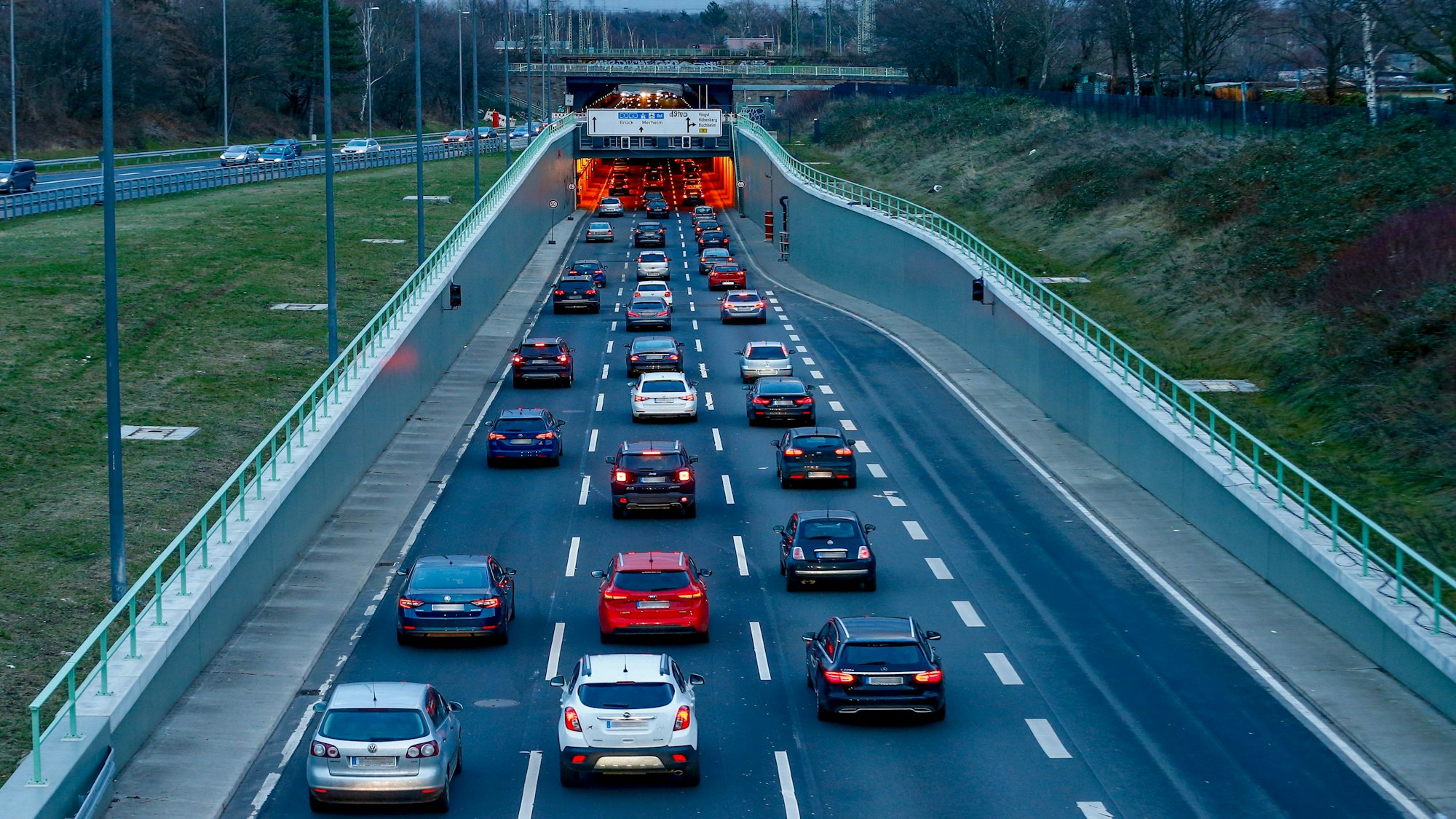 Auf der B55A staut sich der Verkehr vor dem Kalker Tunnel (Archivfoto)
