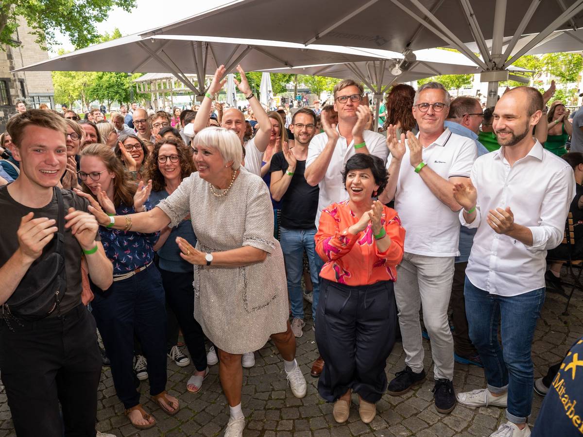 Mitglieder der Grünen feiern in Köln das gute Wahlergebnis.