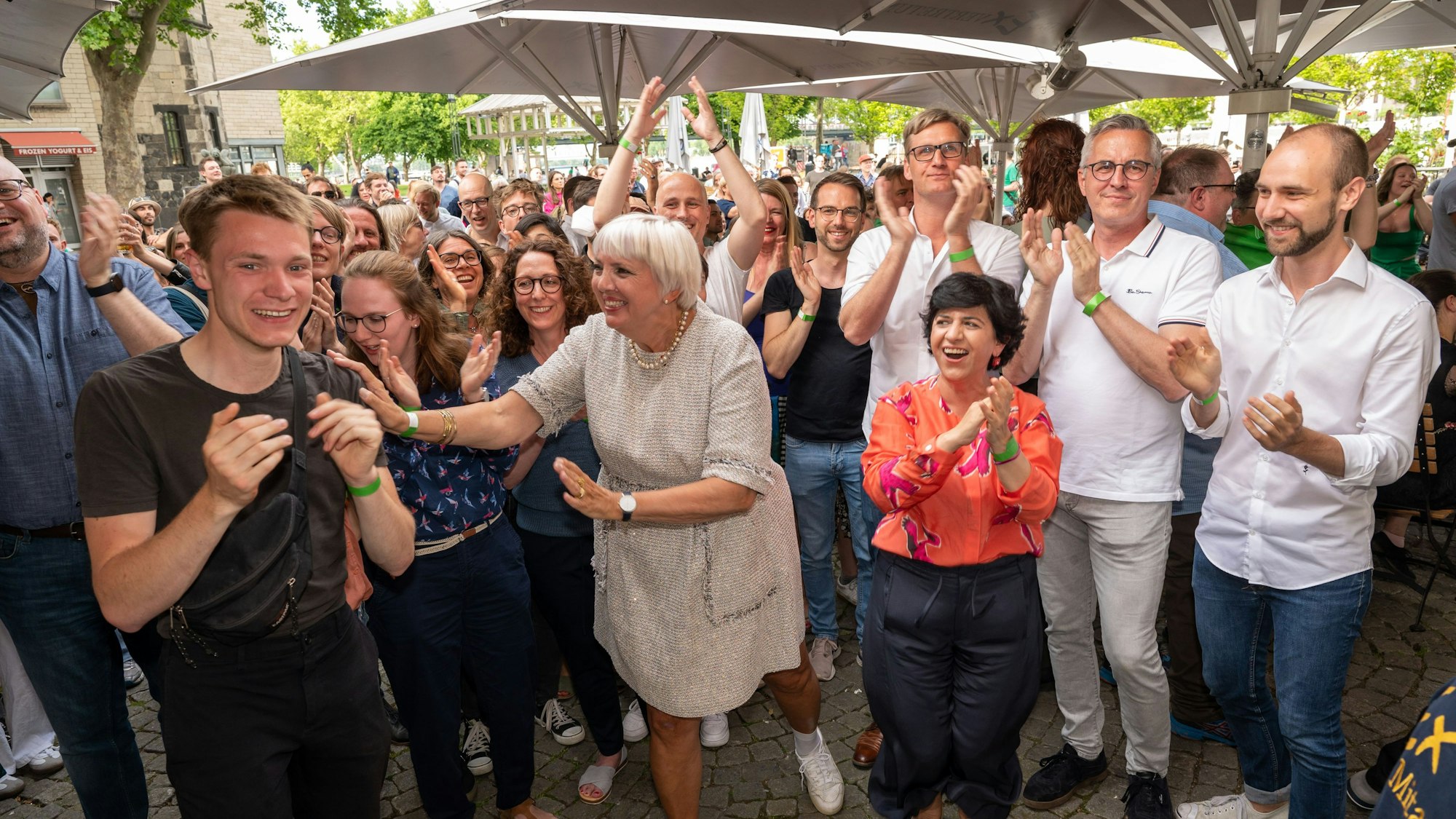 Mitglieder der Grünen feiern in Köln das gute Wahlergebnis.