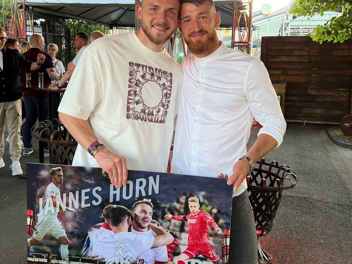 Jannes Horn (l.) posiert nach seiner FC-Verabschiedung am Sonntag (15. Mai 2022) mit FC-Kumpel Salih Özcan