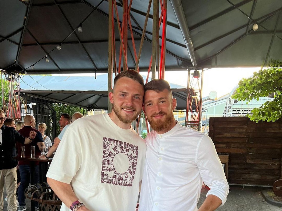 Jannes Horn (l.) posiert nach seiner FC-Verabschiedung am Sonntag (15. Mai 2022) mit FC-Kumpel Salih Özcan