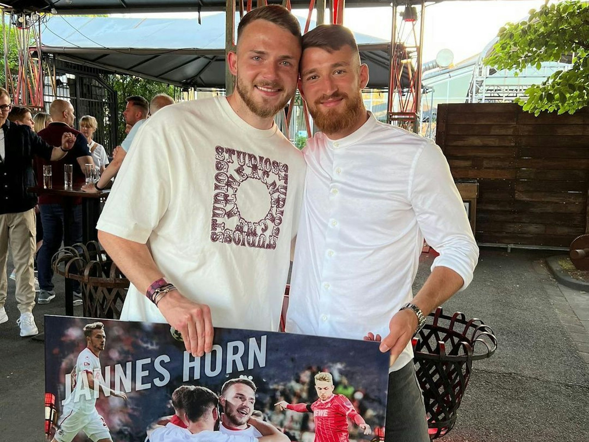 Jannes Horn (l.) posiert nach seiner FC-Verabschiedung am Sonntag (15. Mai 2022) mit FC-Kumpel Salih Özcan