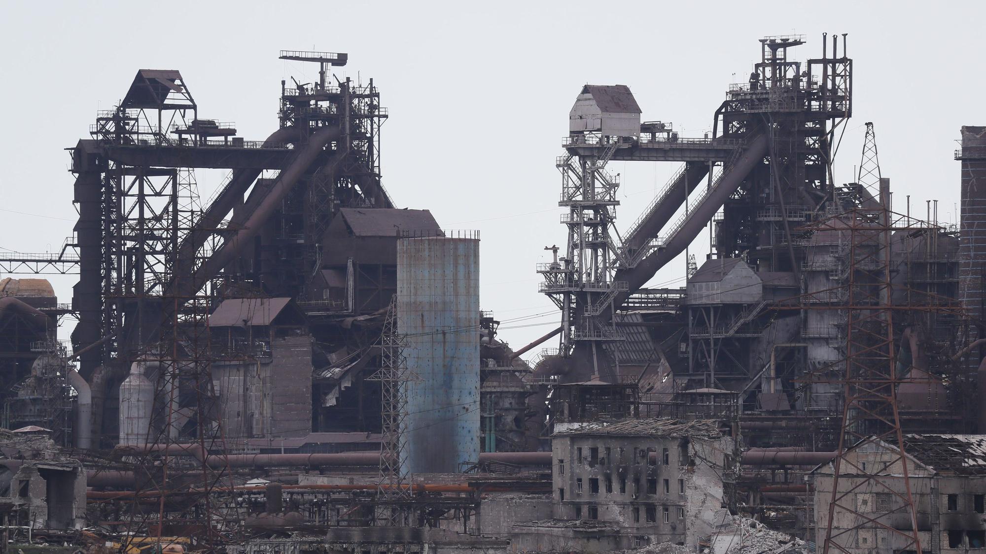 Blick auf das Azovstal-Werk in der Hafenstadt Mariupol. Nach ukrainischen Angaben soll Russland das Stahlwerk mit Phosphorbomben beschossen haben.