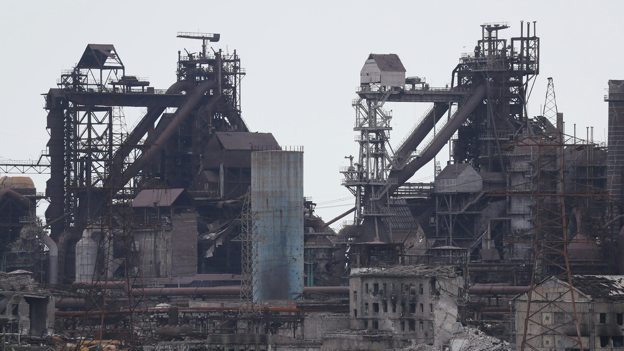 Blick auf das Azovstal-Werk in der Hafenstadt Mariupol. Nach ukrainischen Angaben soll Russland das Stahlwerk mit Phosphorbomben beschossen haben.