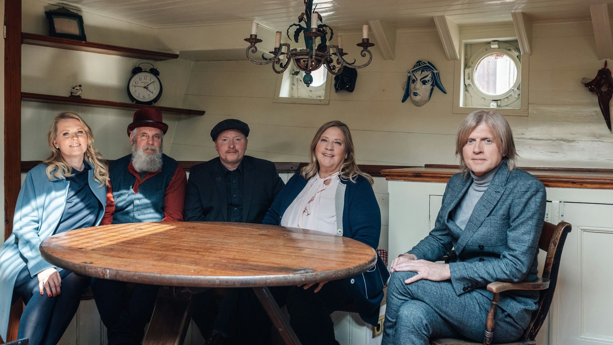 Mitglieder der Kelly Family im Inneren des Hausboots in Köln.