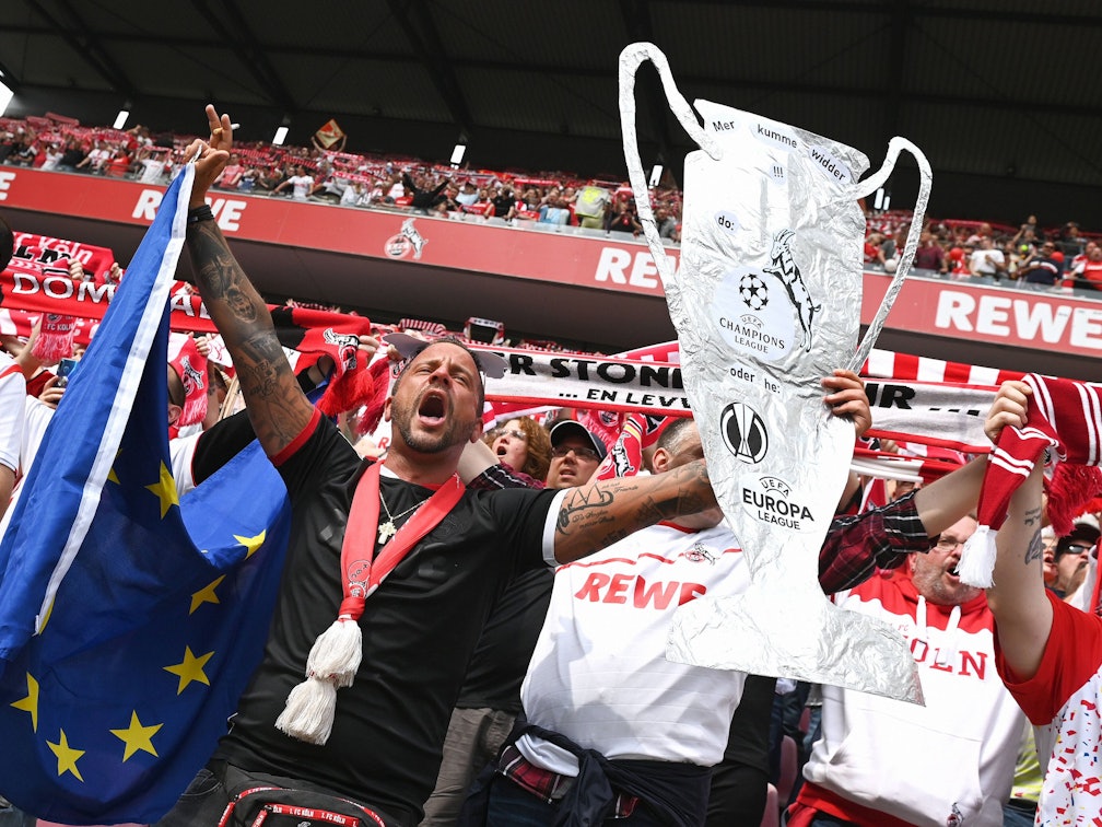 Die Fans des 1. FC Köln singen vor dem Spiel die Hymne.