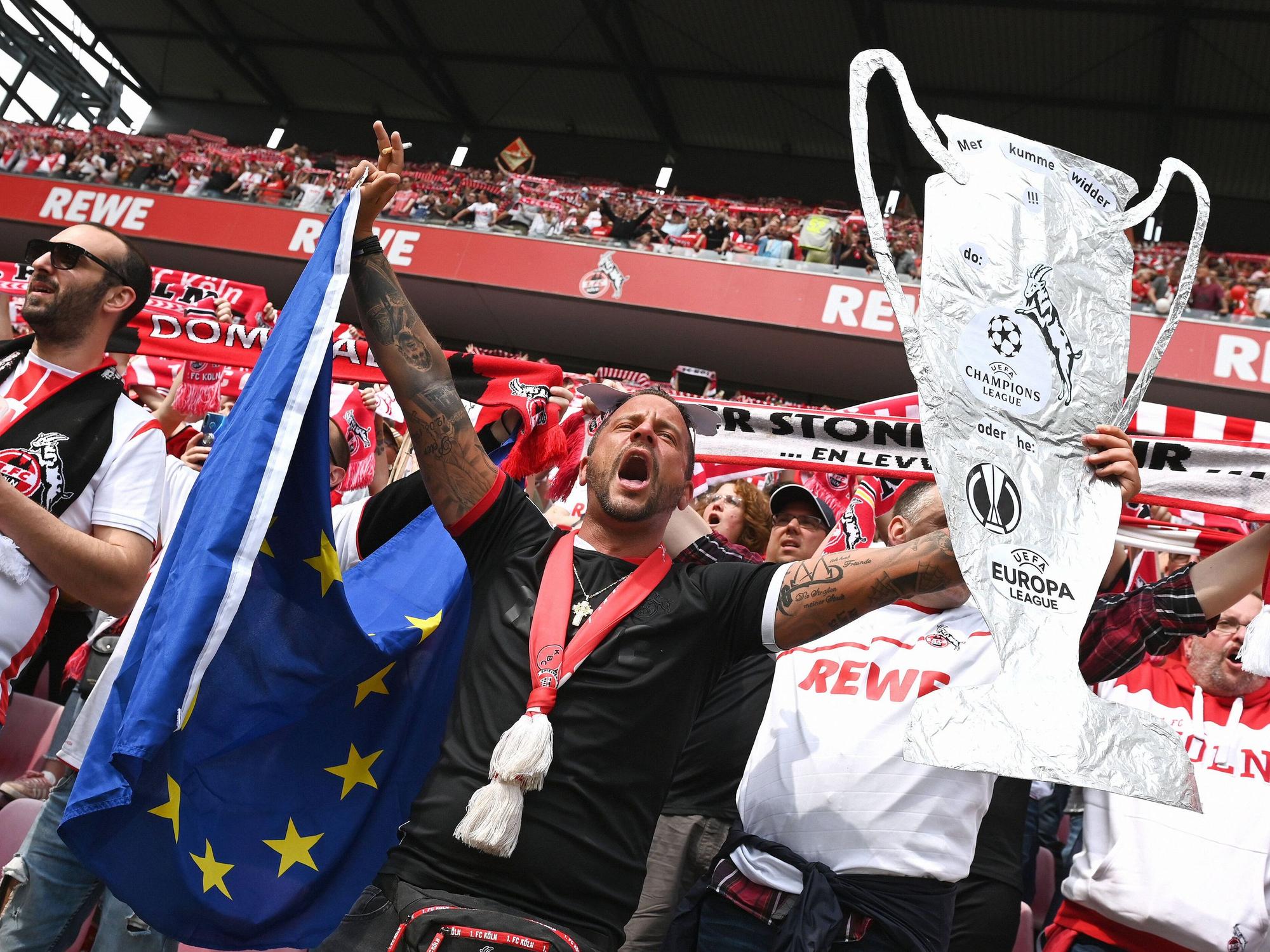 Die Fans des 1. FC Köln singen vor dem Spiel die Hymne.