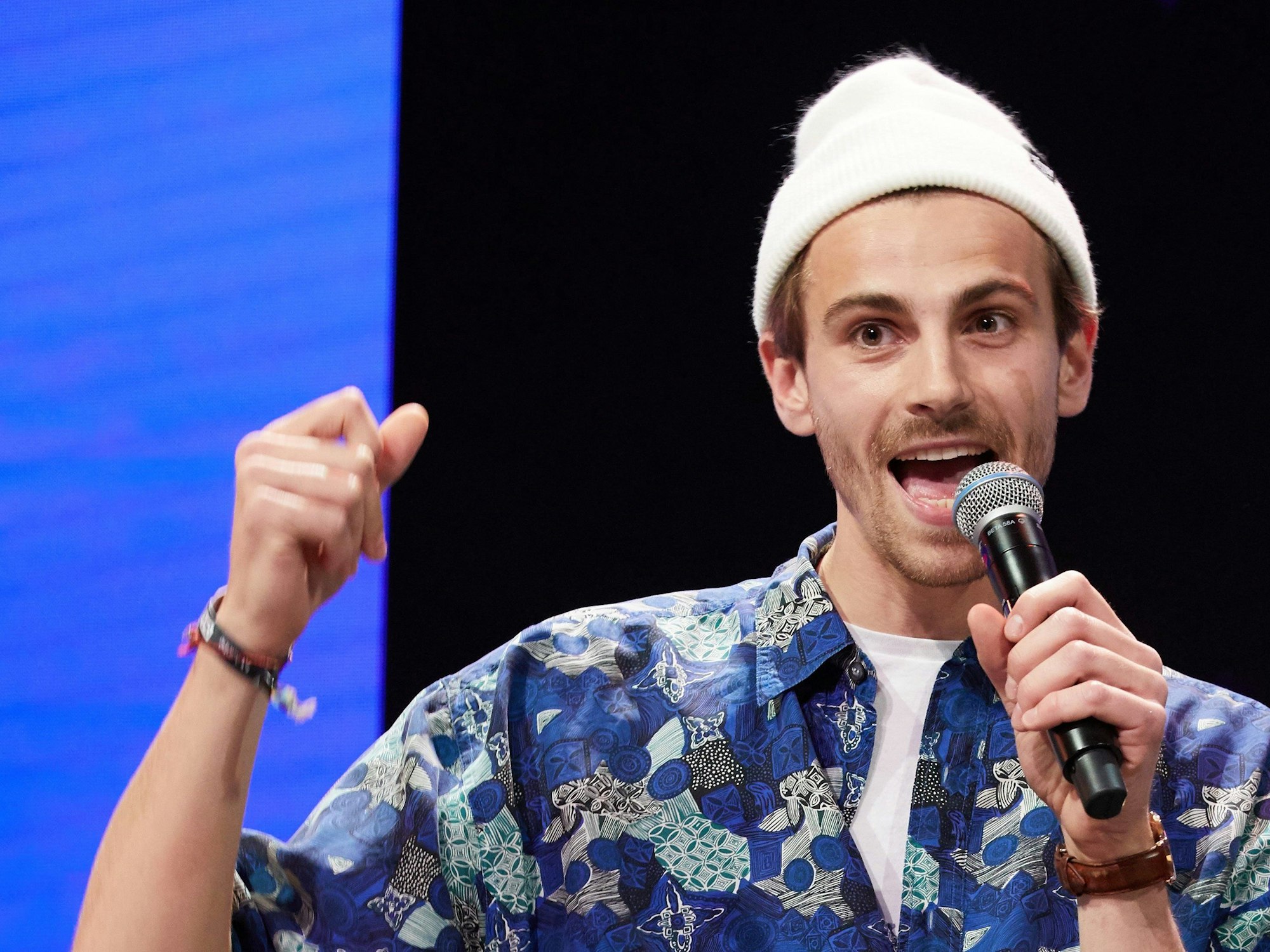 Fynn Kliemann spricht auf einer Bühne auf der Marketing-Fachmesse „Online Marketing Rockstars“ (OMR) in den Messehallen.