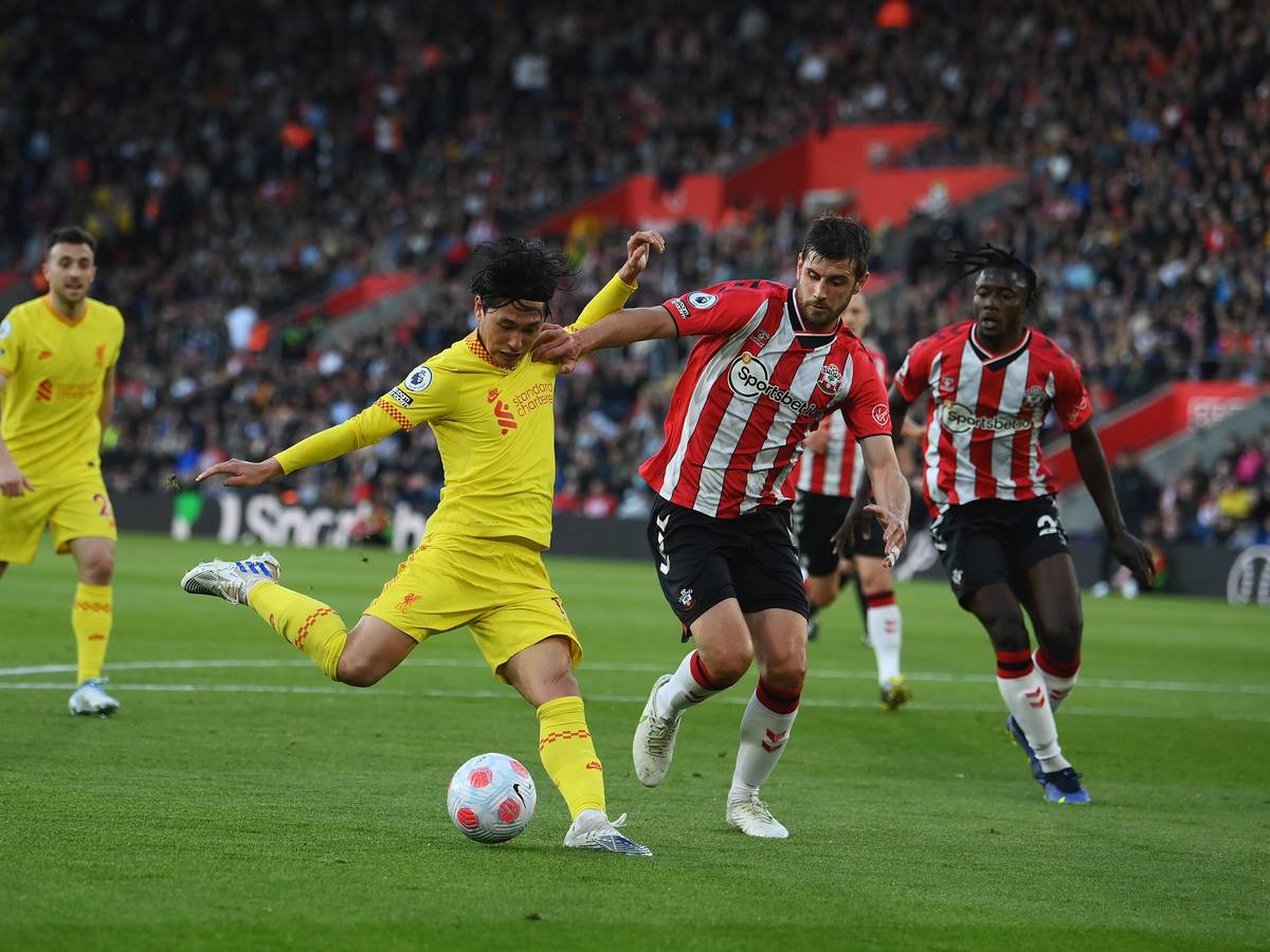 Takumi Minamino erzielt den 1:1-Ausgleichstreffer. Der FC Liverpool konnte gegen den FC Southampton mit 2:1 gewinnen und macht die Meisterschaft wieder spannend.